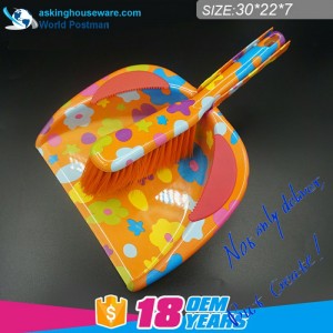 Akbrand ดอกไม้สีเหลืองเครื่องหมายน้ำที่ตักขยะแปรงไม้กวาดมีเส้น PVC ที่ทางเข้าที่ตักขยะ